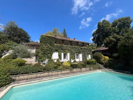 belle propriété à rénover  comprenant un logement d'amis et offrant une vue sur la forêt.