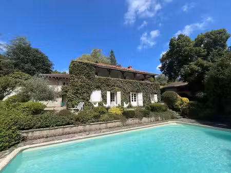 belle propriété à rénover  comprenant un logement d'amis et offrant une vue sur un vallon 