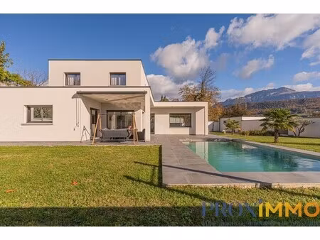 maison contemporaine de 2019 en parfait état