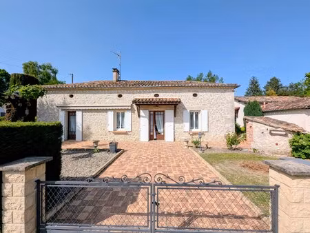 charmante maison en pierre en bordure de village avec grand jardin