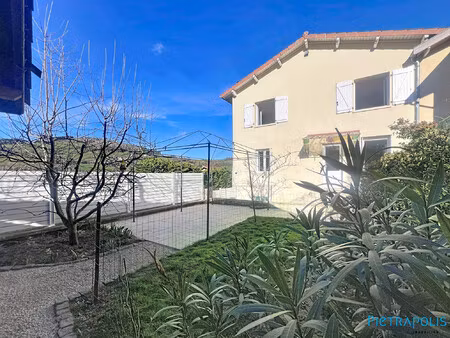 jolie maison de village composée de 3 chambres  un garage  une