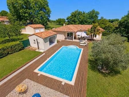 splendide villa de plain-pied avec piscine  proche d'aubeterre sur dronne !