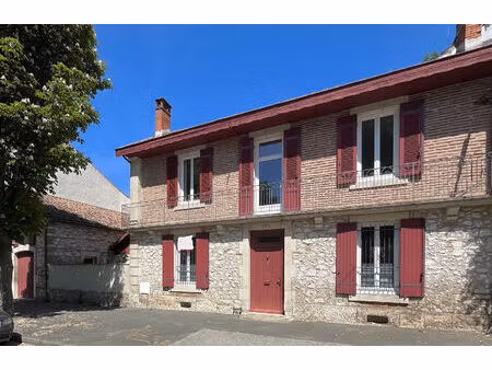villeneuve/lot  magnifique maison de ville rénovée  avec cour  jardinet et garage
