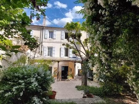 angoulême maison sur 3 niveaux avec 6 chambres et jardin paysagé.