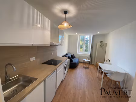 beau studio meublé au 1er étage.