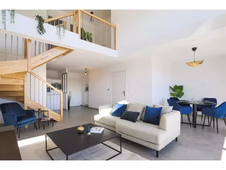 type 4 dernier étage en duplex  métro sainte marguerite dromel à pied