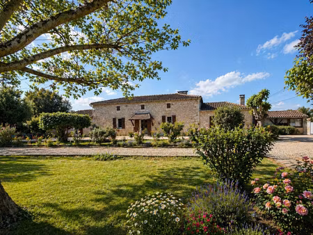 15 min villeneuve sur lot - longère en pierre avec piscine et dépendance