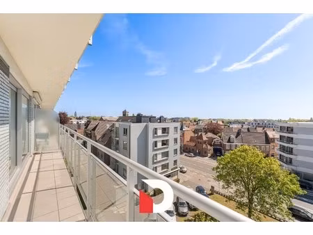 aangenaam en lichtrijk app. op 5de verdiep met 2 slk.'ers op een toplocatie nabij het cent
