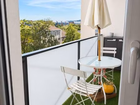 t2 rénové 52 53 m² carrez – double balcon – 229 000 – caluire-et-cuire (saint clair)