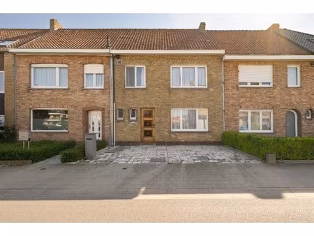 rustig gelegen woning met dubbele garage en uitweg!!