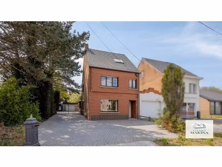 ruime woning met zuid tuin  carport te booischot.