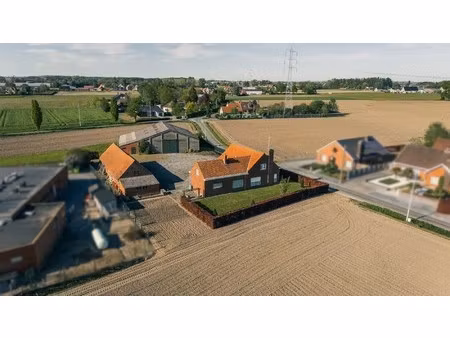 alleenstaande woning van 291 m² met een loods van 473 m² en een schuur van 189 m²
