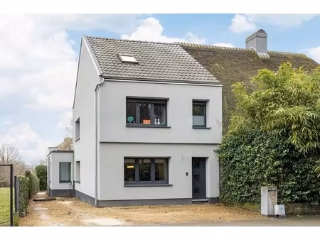 vrijstaande woning met ruime tuin op gunstige locatie