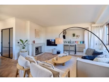 hoogwaardig gerenoveerd en bijzonder elegant appartement met terras langs de leie en panor