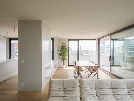 luxueus en lichtrijk 2-slaapkamer appartement met ruim terras