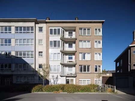 stijlvol tweeslaapkamerappartement met mid-century karakter nabij gent-sint-pieters