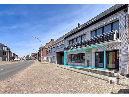handelsgelijkvloers van 230m² met private  achterliggende parking voor 3 wagens.