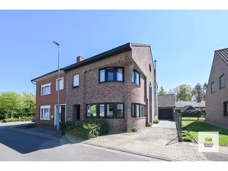 centraal en rustig gelegen woning met 3slpk  garage en tuin