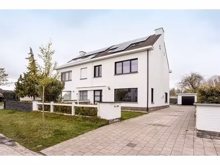 volledig gerenoveerde gezinswoning met tuin in drongen