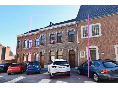 ruime stadswoning met tuin in het centrum van landen.