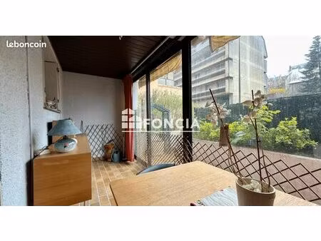 t2 à fort potentiel avec véranda  terrasse  parking et cave