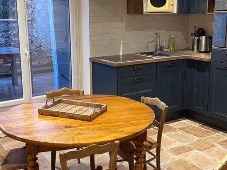 charmante maison de village meublée entièrement rénovée  2 chambres  avec terrasse et jard