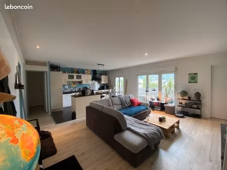 t4 lumineux dernier étage avec ascenseur  balcon et cuisine équipée