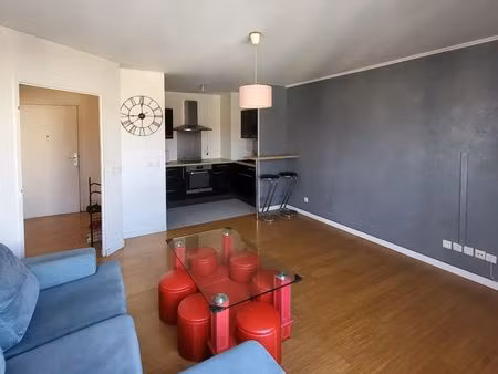 2p 42m² + balcon + parking couvert – calme – ascenseur – dpe c