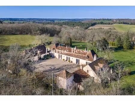 dans la campagne  aux abords de périgueux  sur près de 7 ha  une chartreuse du 17e s. et..