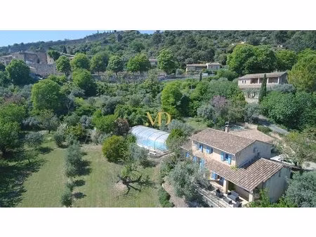 maison avec piscine et vue dégagée
