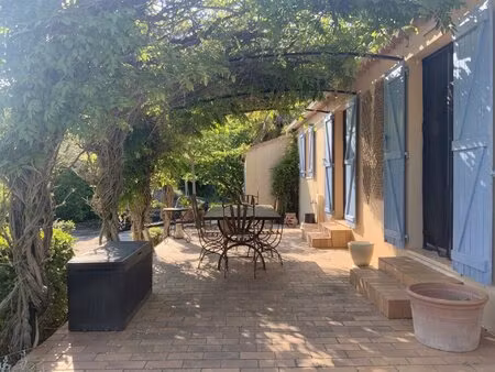 villa de plain pied avec piscine village tous commerces.