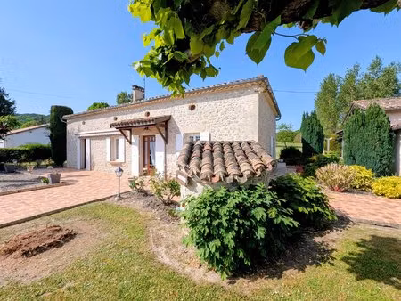 charmante maison en pierre en bordure de village avec grand jardin