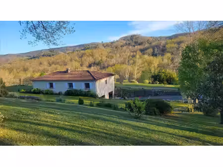 maison de campagne moderne dans un cadre fabuleux avec environ 8 hectares  vues...