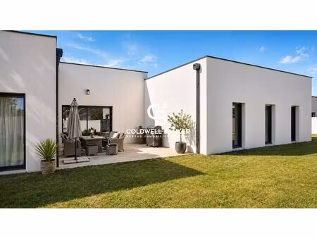 villa contemporaine de plain-pied : design toit plat et prestations de qualité à 10 min de