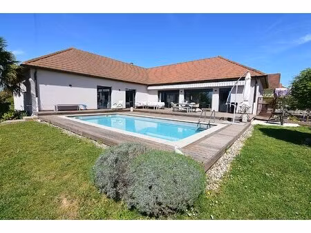 villa moderne d'architecte avec maison d’amis et piscine dans un endroit calme  idéale...