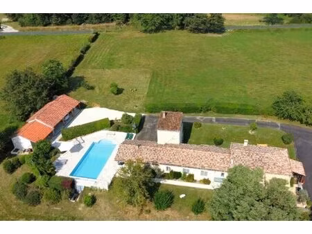 très belle propriété à vendre  de plain pied  belle piscine  nichée au milieu des champs..