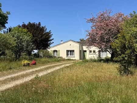 jolie maison de plain pied avec jardin 3000m2