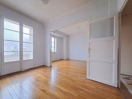 quartier république- proche: bsb  commerces  tramways- bus