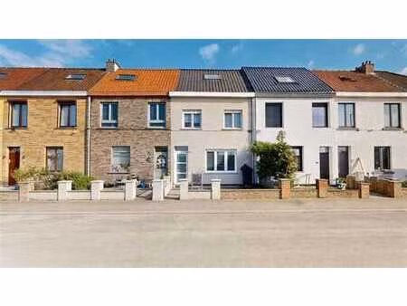 splendide maison renovée  4 chambres  terrasse et jardinet.