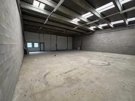 ? entrepôt / garage / box fermé à louer – jambes