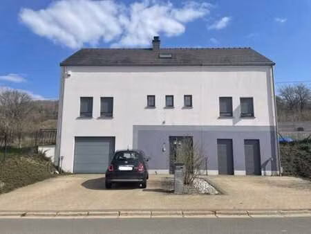 maison d'habitation avec jardin  piscine et garage