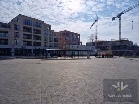 casco en centraal gelegen nieuwbouw handelsgelijkvloers (...