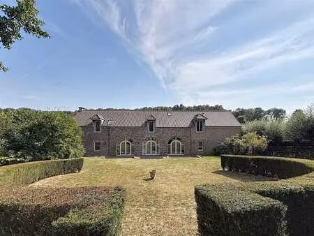 propriété originale +/-600m² sur 26 53ares garages piscine