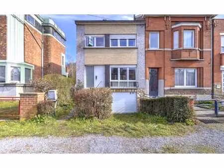 maison 2ch avec bureau  garage et jardin idealement situee