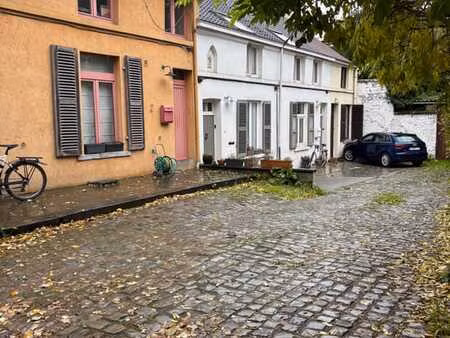 a 2 pas des communautés adorable petite maison de poupée