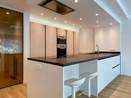 app. lumineux avec grande terrasse et parking privé