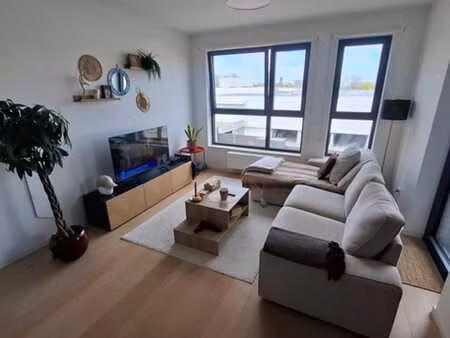 lumineux avec terrasse + parking inclus à +/- 2km roodebeek