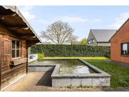 charmant bungalow à rénover avec jardin joliment aménagé