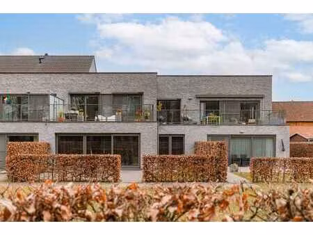 modern appartement  met twee slaapkamers  twee staanplaat...