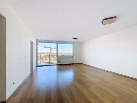 ucl : lumineux appartement dernier étage avec une terrasse